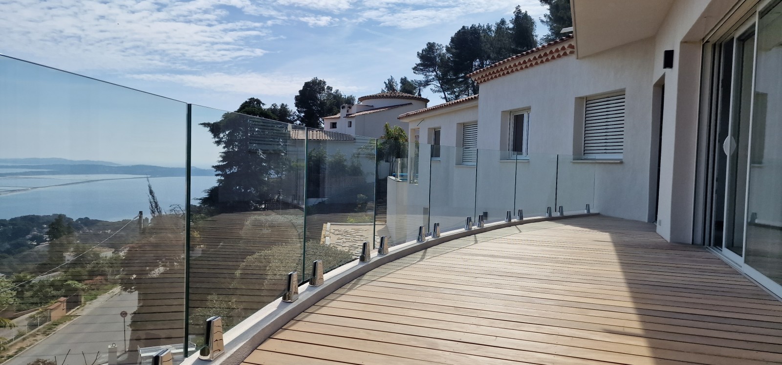 Expertise en fabrication et installation de garde-corps en verre sur pince et inox à Hyères : sécurité et élégance pour votre propriété