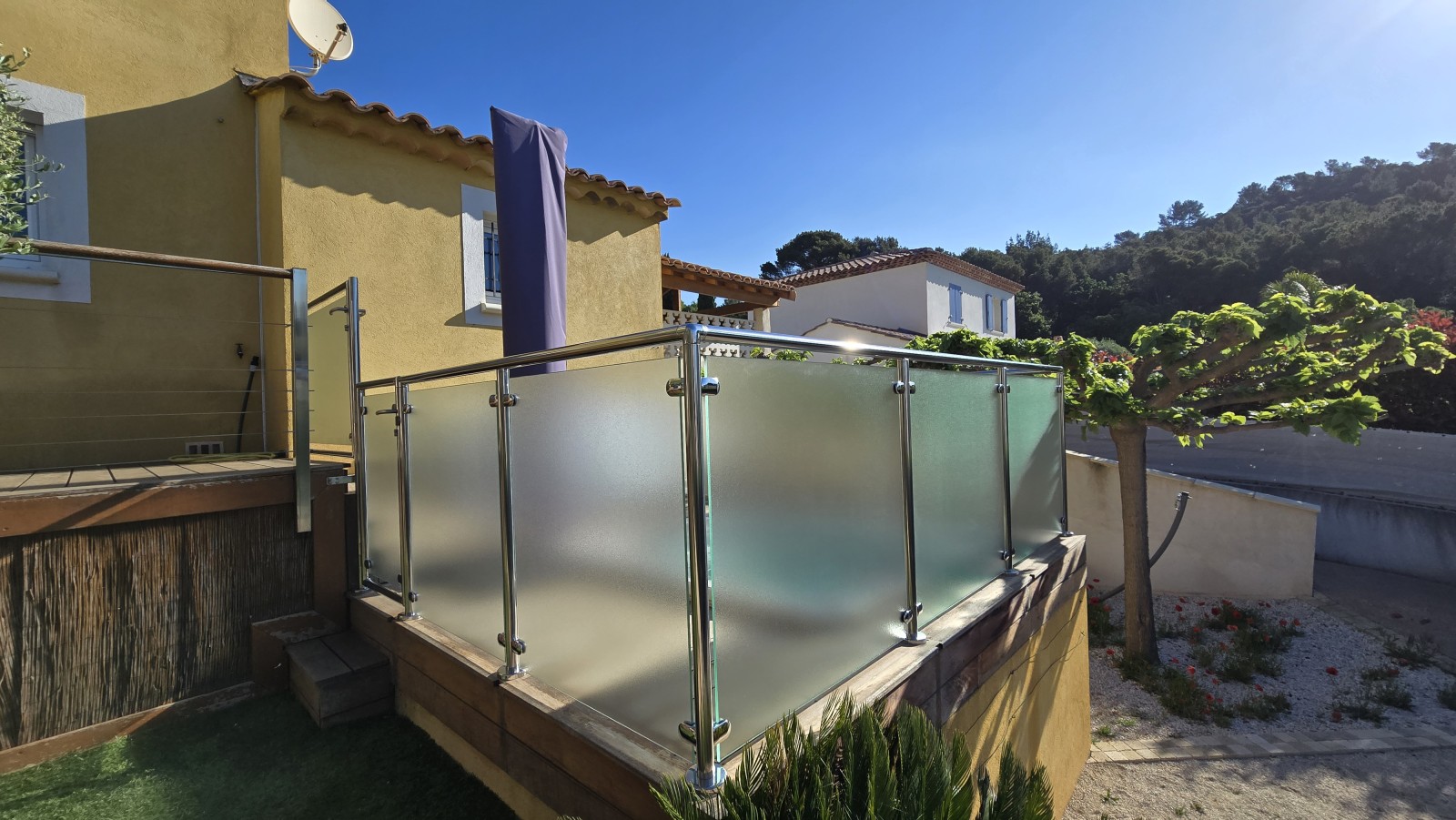 Garde-corps design en verre et inox pour sublimer un balcon au Lavandou