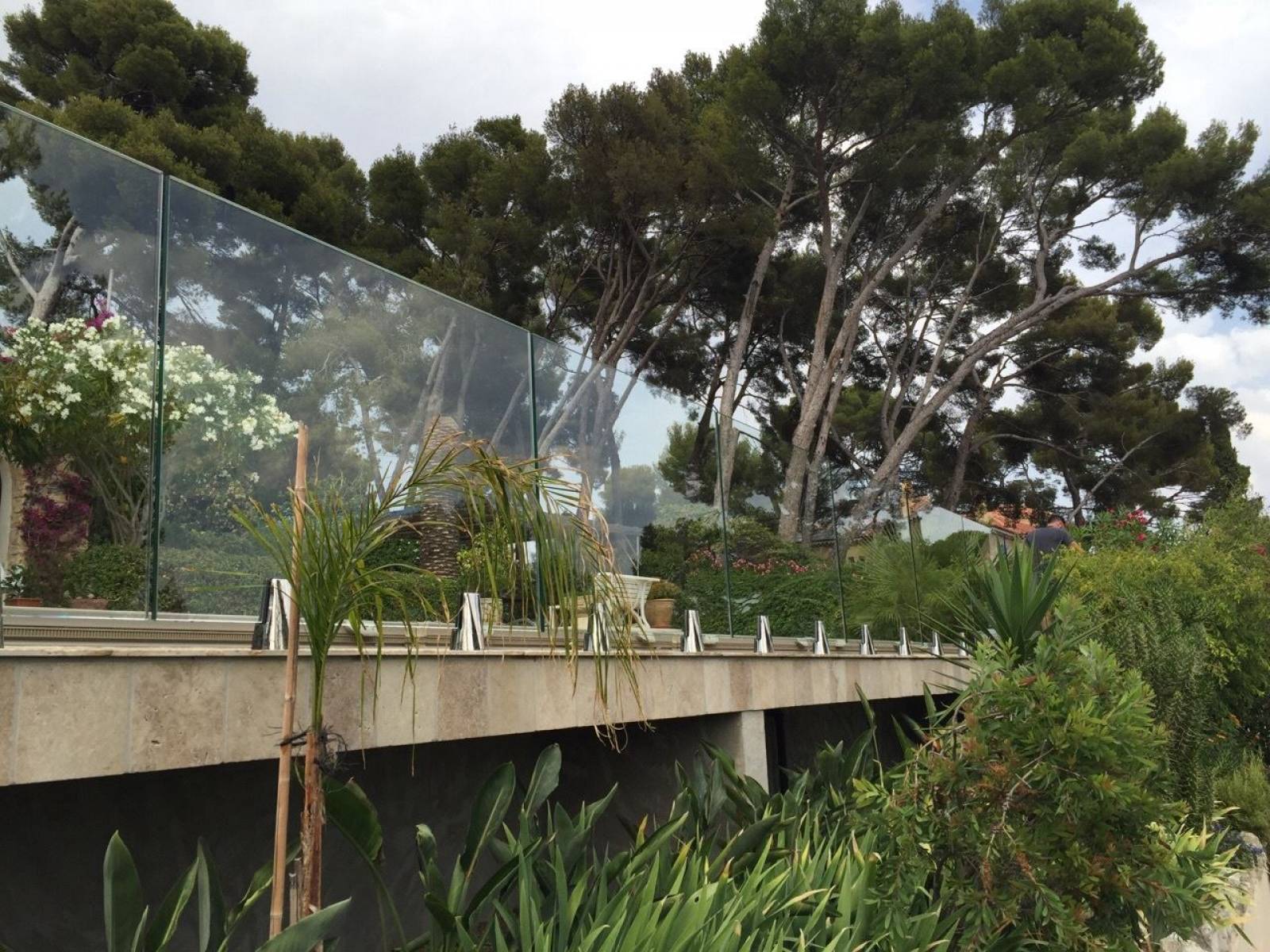 Installation de garde-corps en verre clair trempé avec pinces inox Poli 316L au bord de mer à Bandol