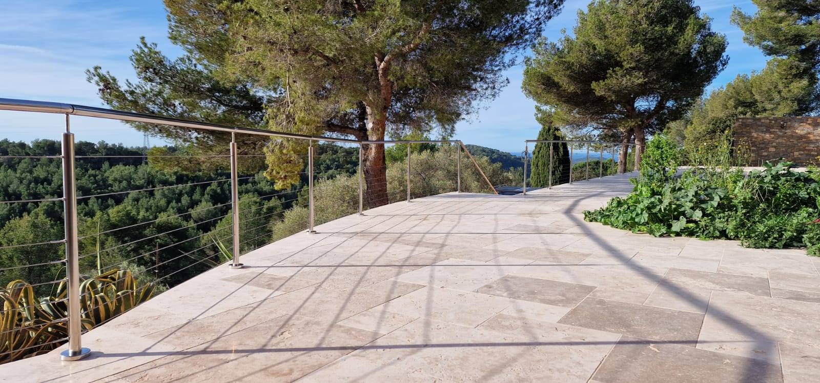 Pose d'un garde-fou pour terrasse en aluminium à Solliès-Pont 83210