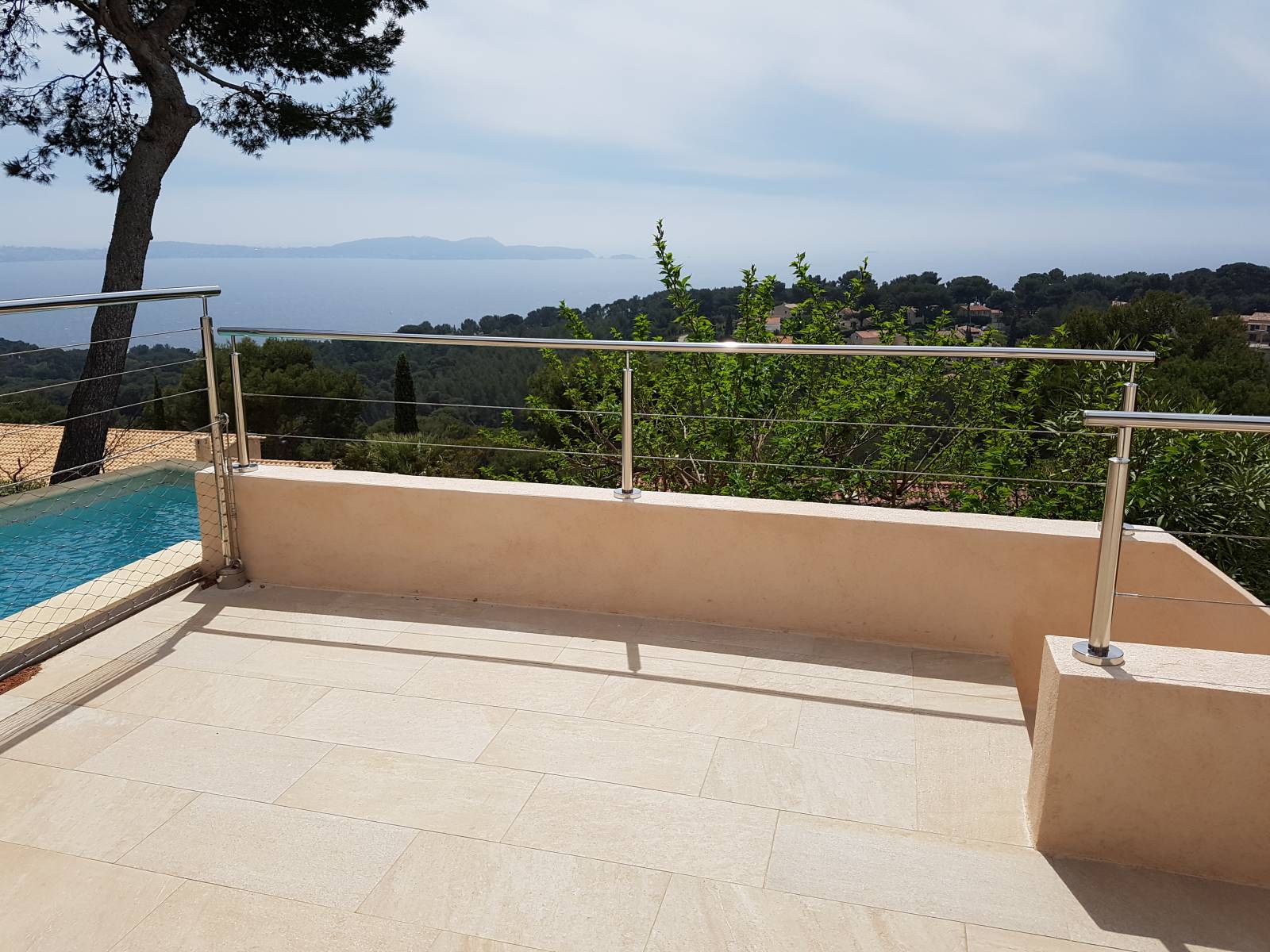 Installation de garde-corps en inox à Hyères : sécurisez votre piscine avec style !