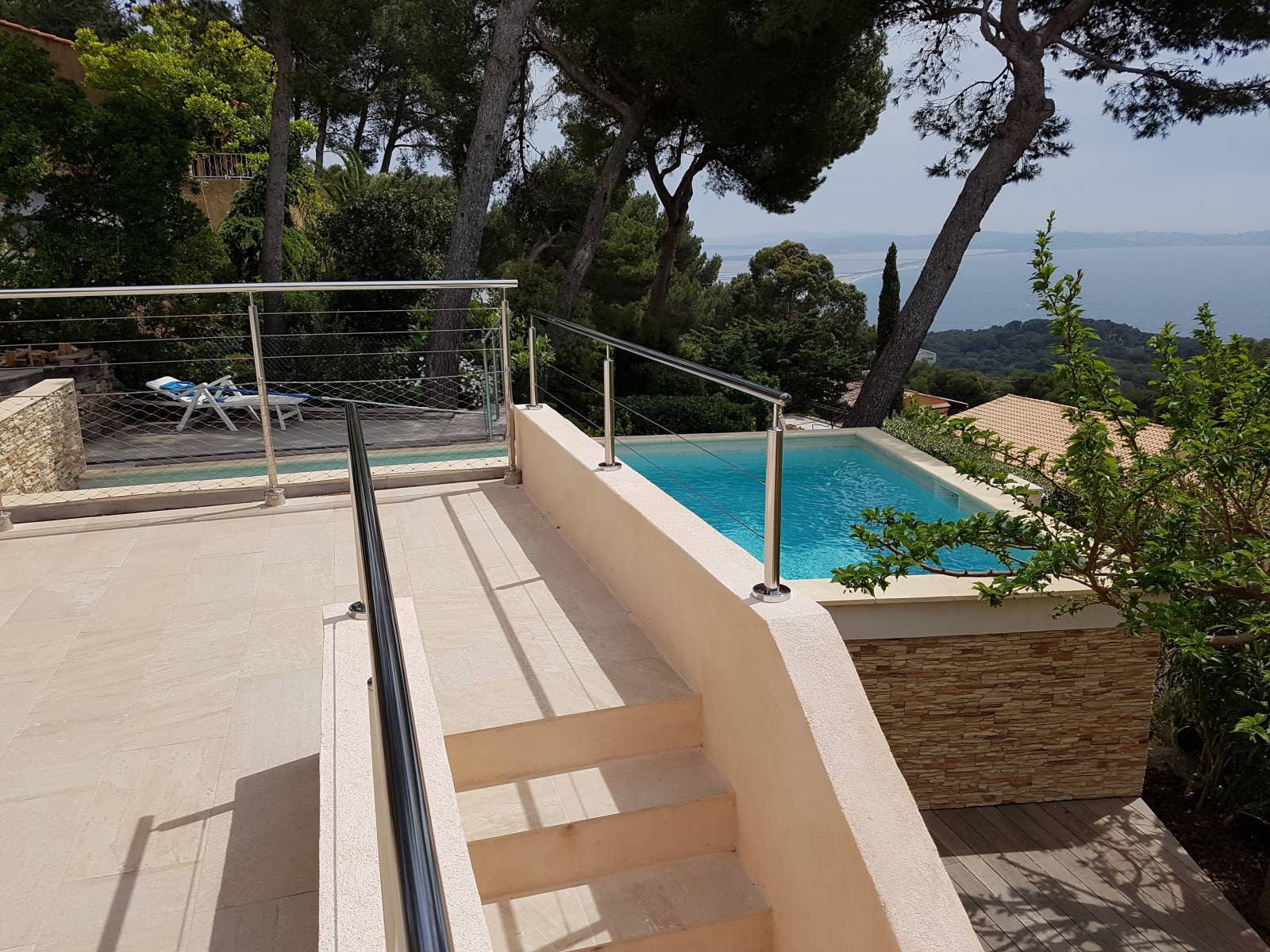 Installation de garde-corps en inox à Hyères : sécurisez votre piscine avec style !