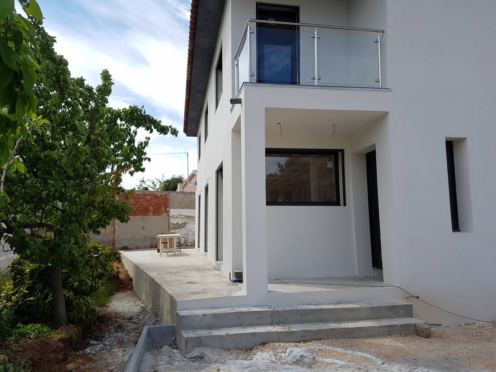 Maison à Toulon avec rambarde en inox 316L et remplissage en verre, intégrée harmonieusement dans l'espace extérieur.