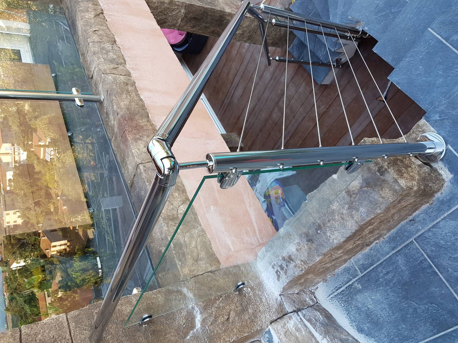 Installation de garde-corps en inox poli avec tubes ronds, câbles et verre sur mesure à Hyères