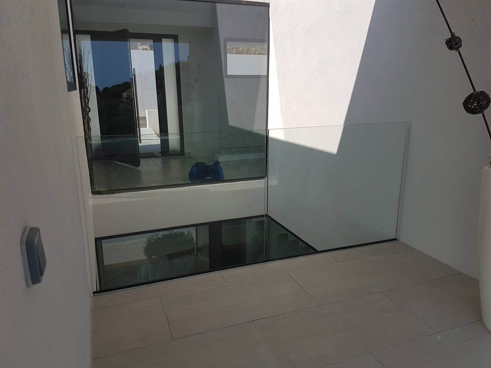 Réalisation et pose d'un garde-corps en verre par profilé alu au sol semi-encastré au Faron sur les hauteurs de Toulon