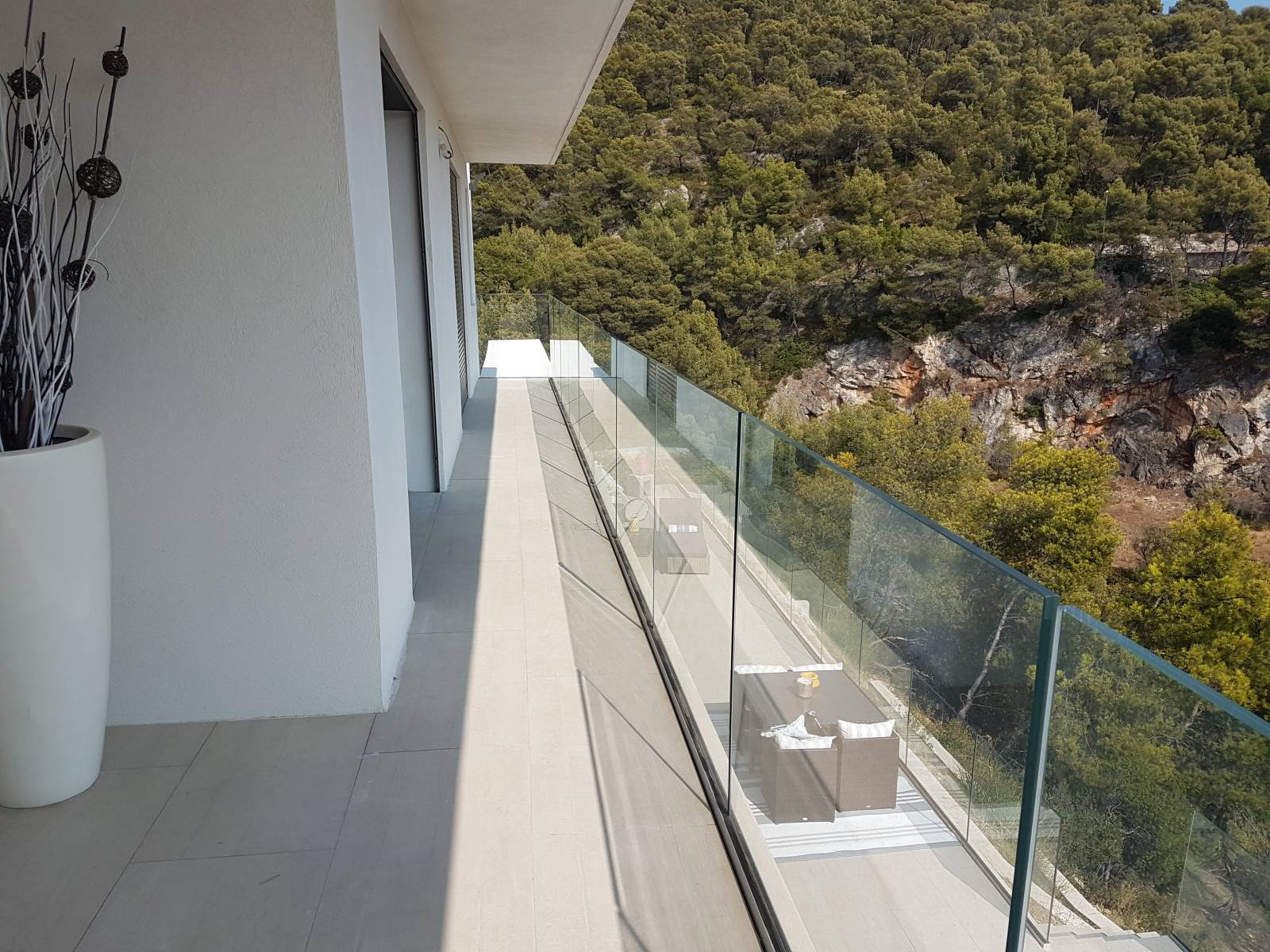 Réalisation et pose d'un garde-corps en verre par profilé alu au sol semi-encastré au Faron sur les hauteurs de Toulon