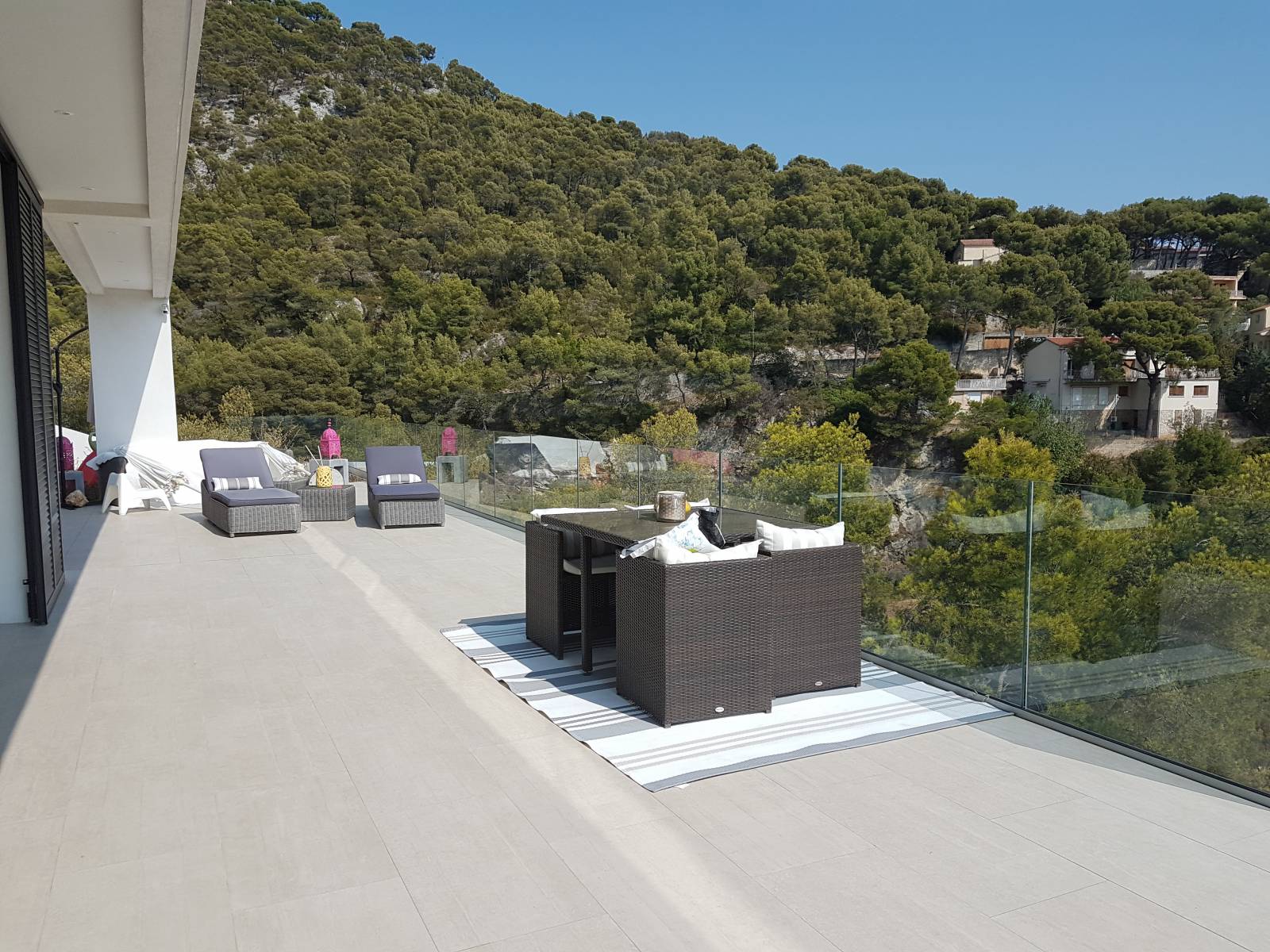 Réalisation et pose d'un garde-corps en verre par profilé alu au sol semi-encastré au Faron sur les hauteurs de Toulon