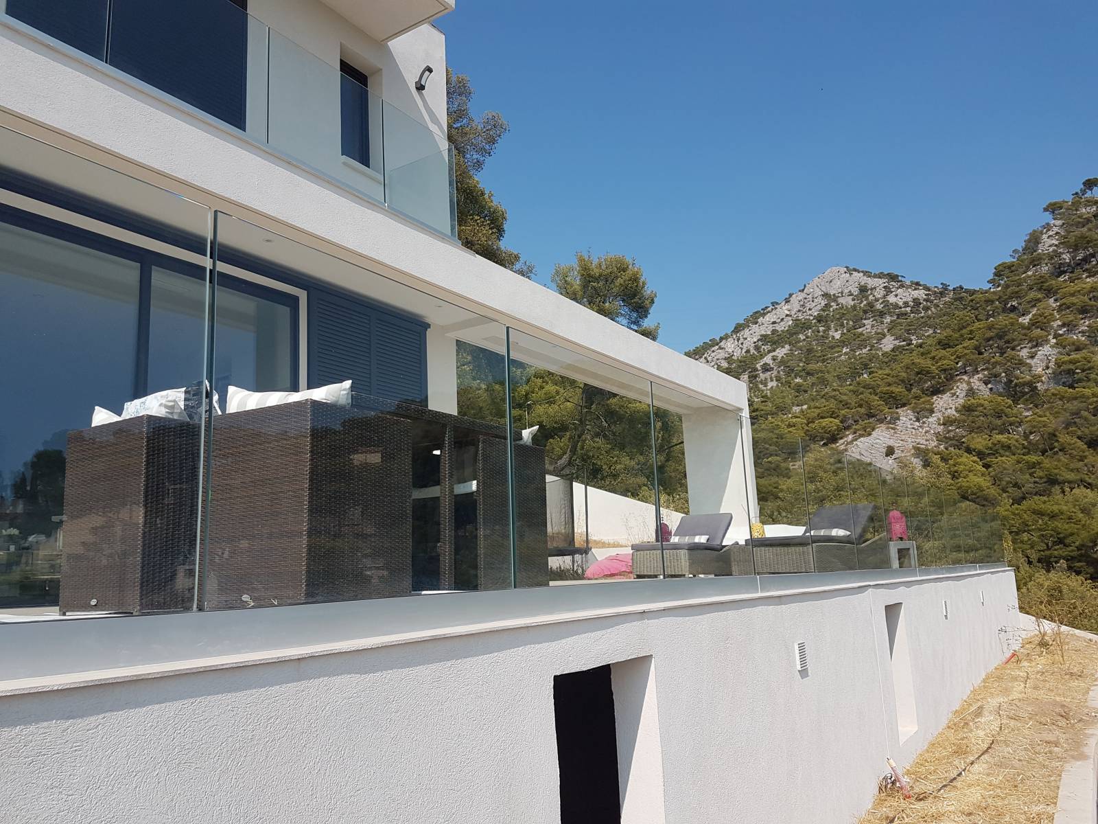 Réalisation et pose d'un garde-corps en verre par profilé alu au sol semi-encastré au Faron sur les hauteurs de Toulon