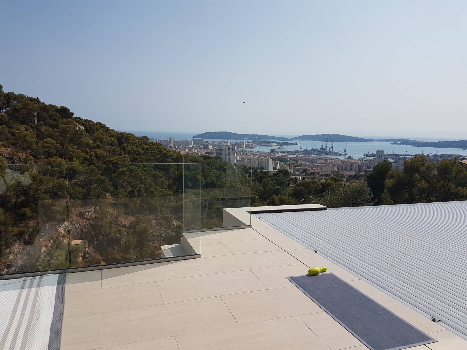 Réalisation et pose d'un garde-corps en verre par profilé alu au sol semi-encastré au Faron sur les hauteurs de Toulon