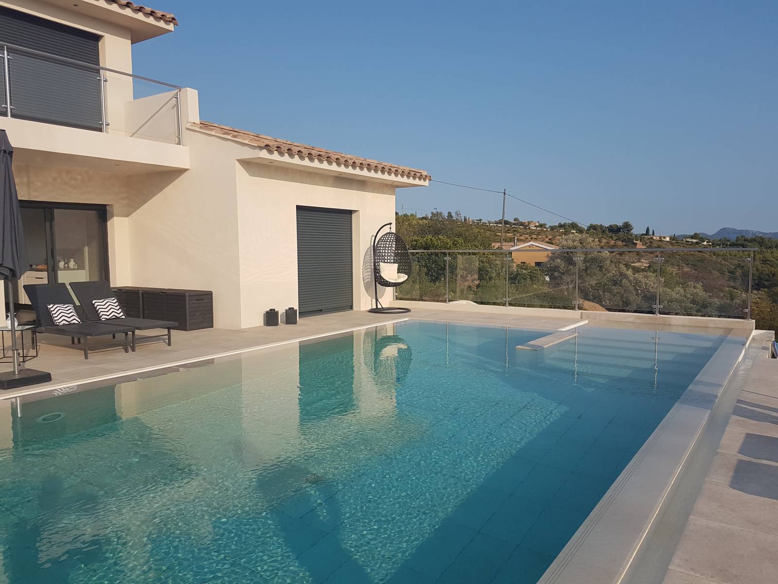 Installation d'une barrière en inox poli et verre clair sur terrasse à La Cadière d'Azur près de Bandol