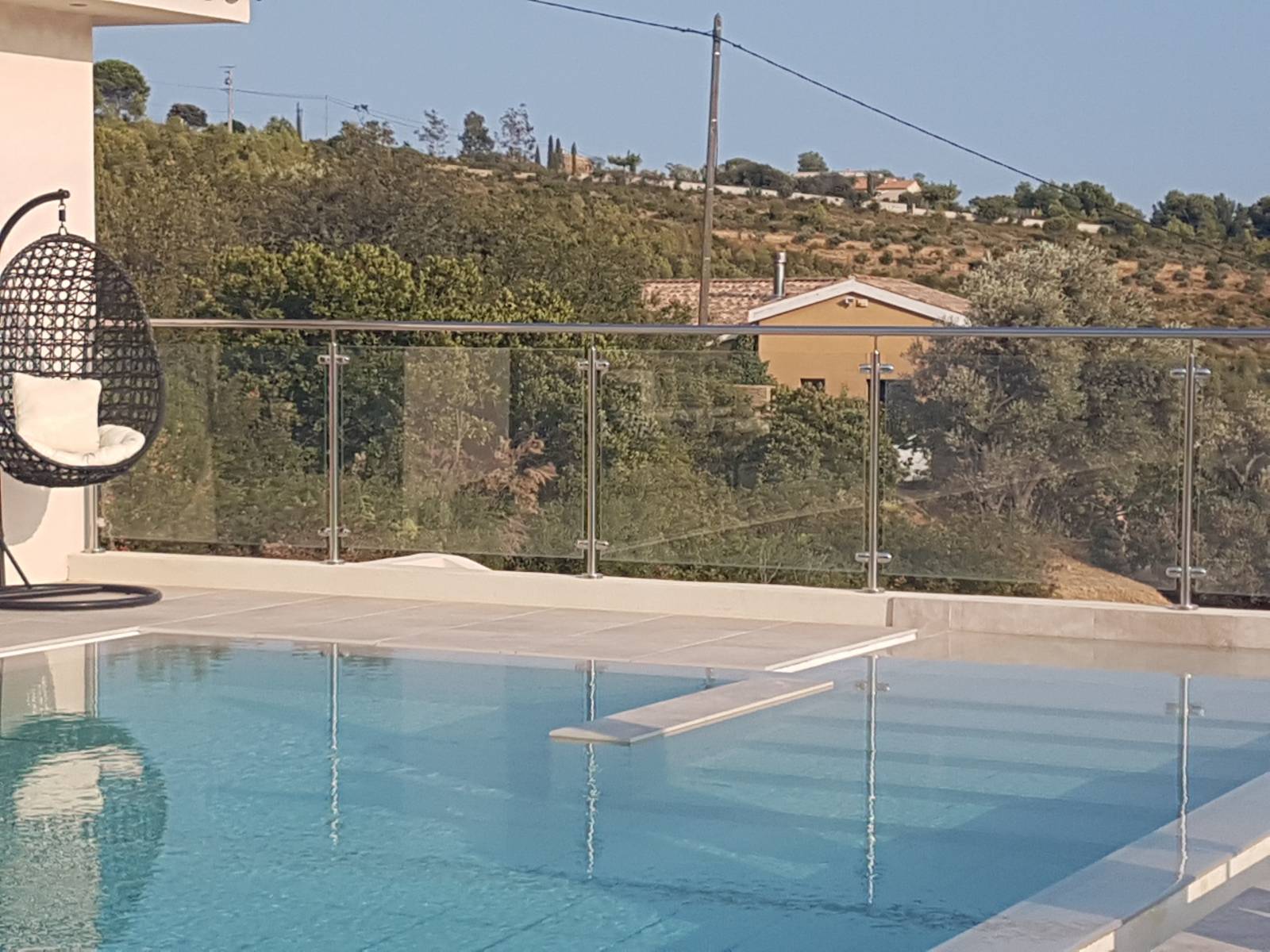 Installation d'une barrière en inox poli et verre clair sur terrasse à La Cadière d'Azur près de Bandol