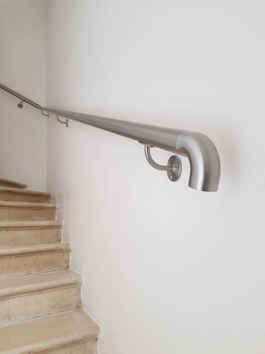 Création et installation d'un garde-corps en inox brossé avec lisse et main courante pour une maison en rénovation à Toulon