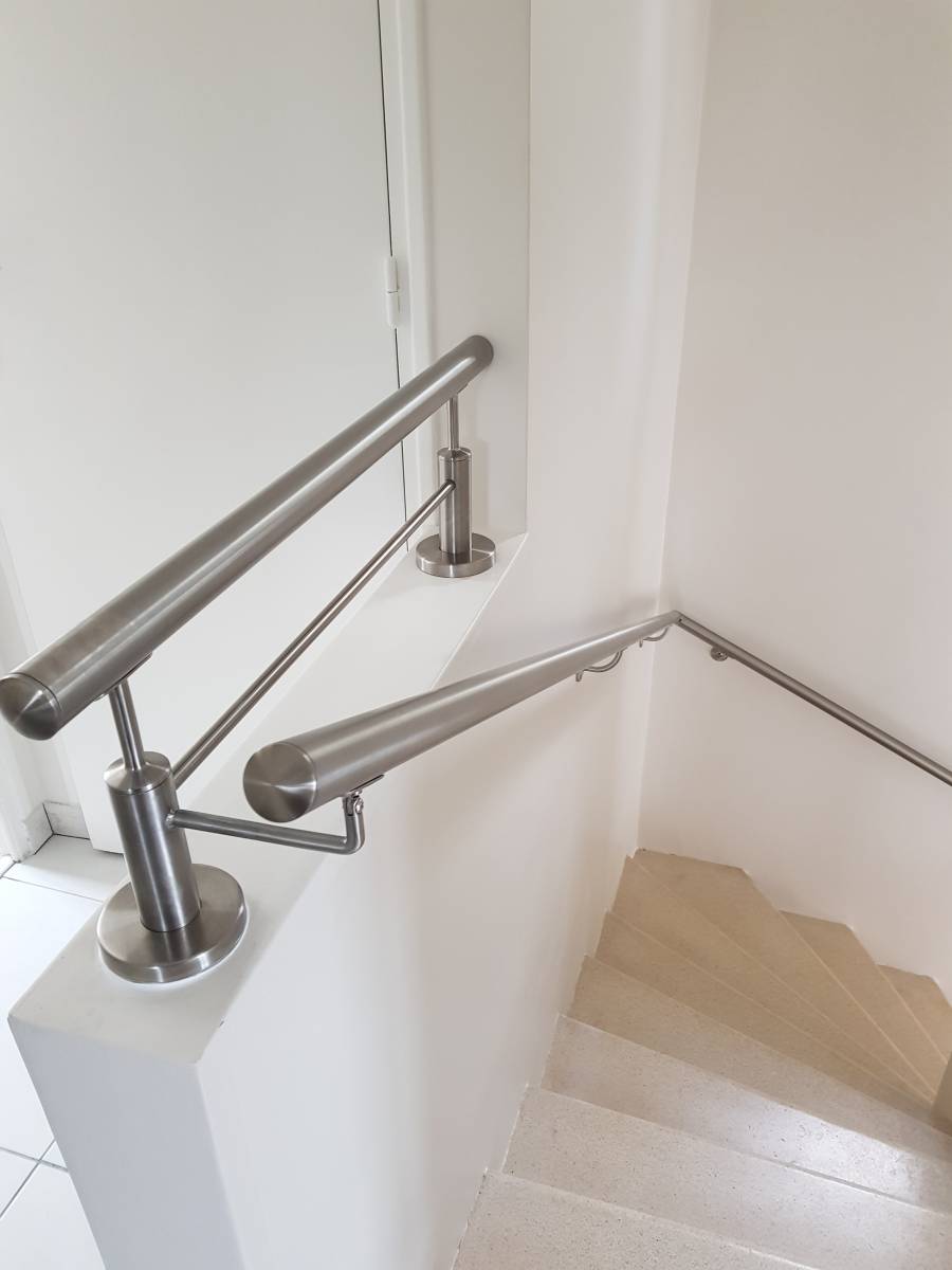 Création et installation d'un garde-corps en inox brossé avec lisse et main courante pour une maison en rénovation à Toulon