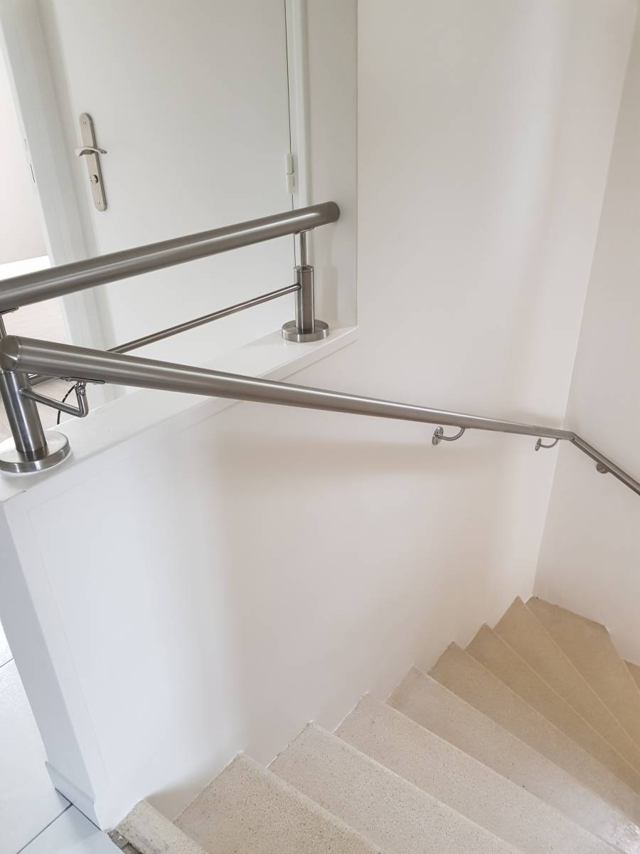 Création et installation d'un garde-corps en inox brossé avec lisse et main courante pour une maison en rénovation à Toulon