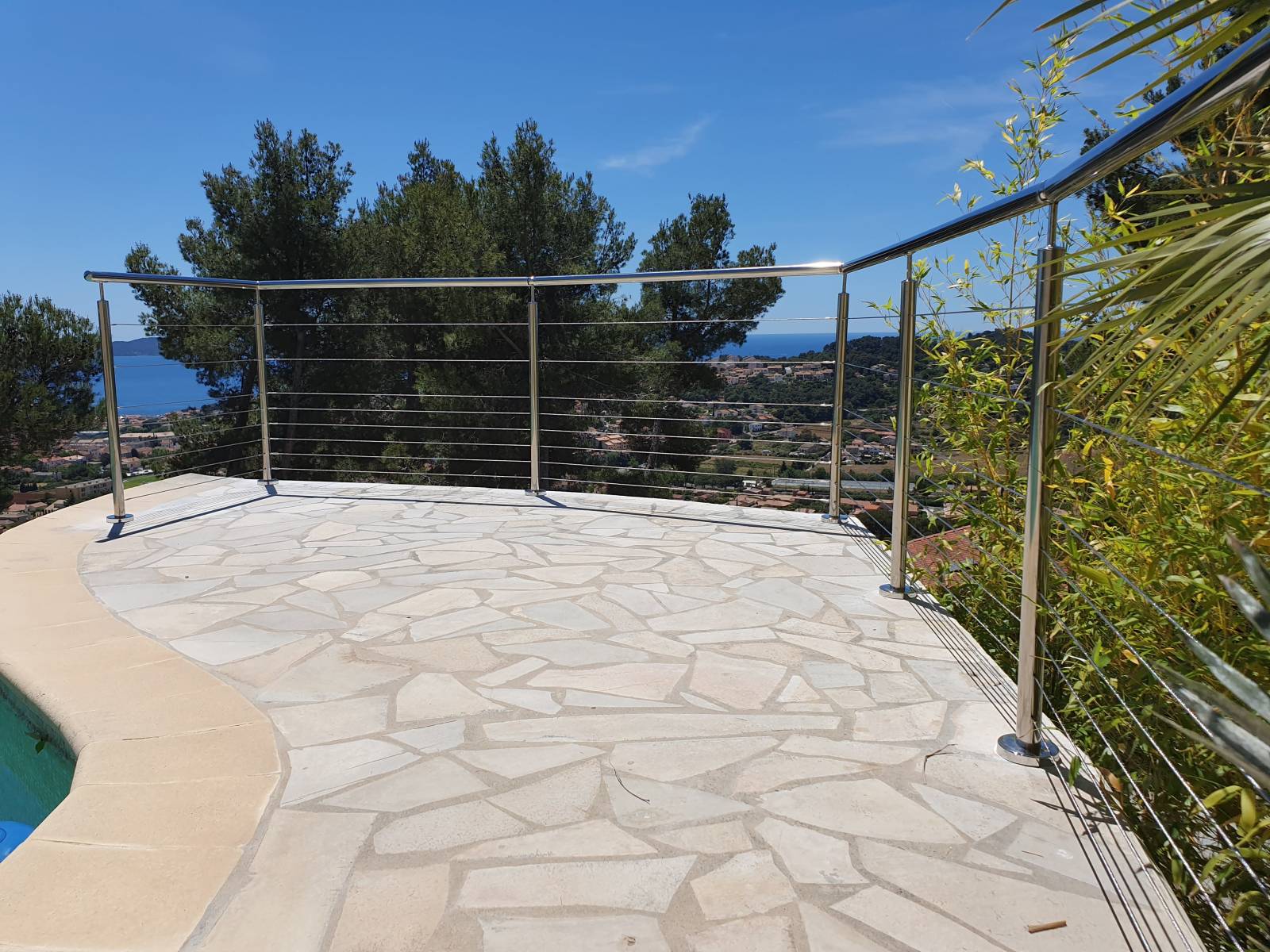 Garde-corps en inox installé autour d'une piscine, offrant protection et design contemporain.