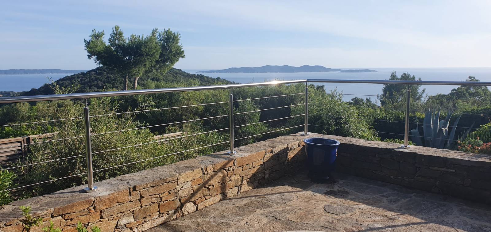 Terrasse vue mer entourée d'un garde-corps en inox SHM