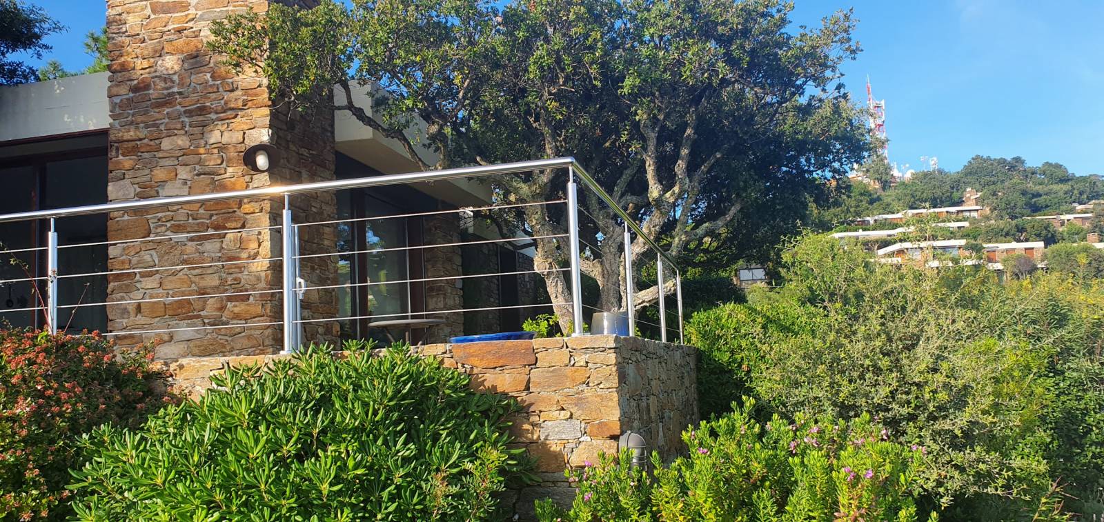 Vue d'une terrasse protégée par un garde-corps SHM en inox