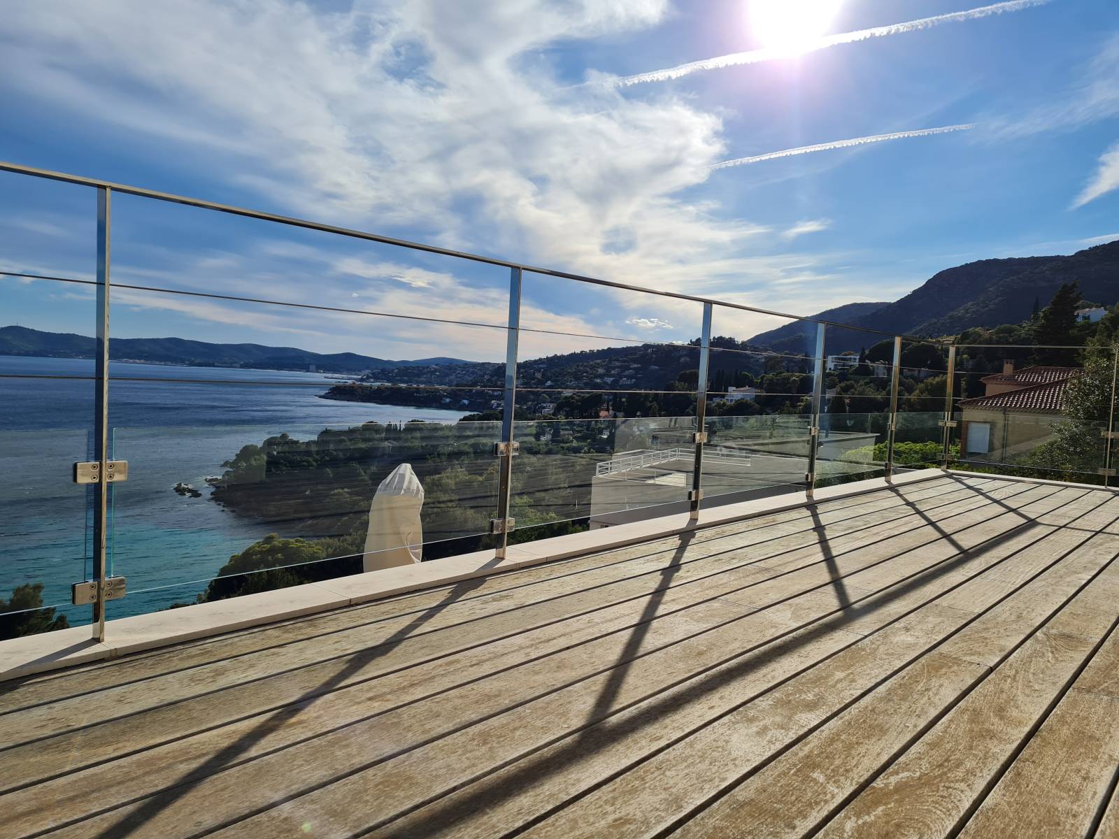 SHM 83 vous propose la conception et l’installation de garde-corps sur-mesure en inox poli verre et câbles dans le golfe de Saint-Tropez