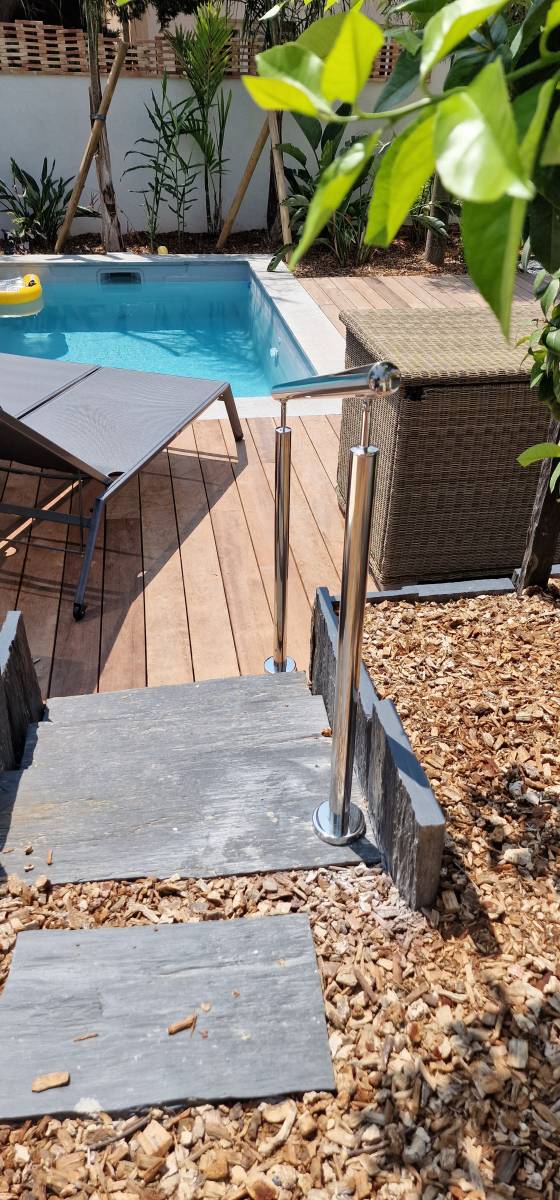 Fabrication et installation d'un garde-corps en inox poli et câbles et d'une rampe d'escaliers sur-mesure à La Crau