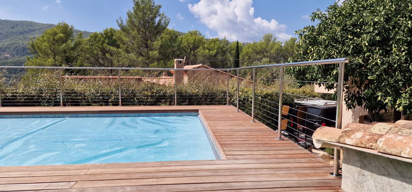 Installation d'un garde-corps sur-mesure en inox poli et câbles dans le Var