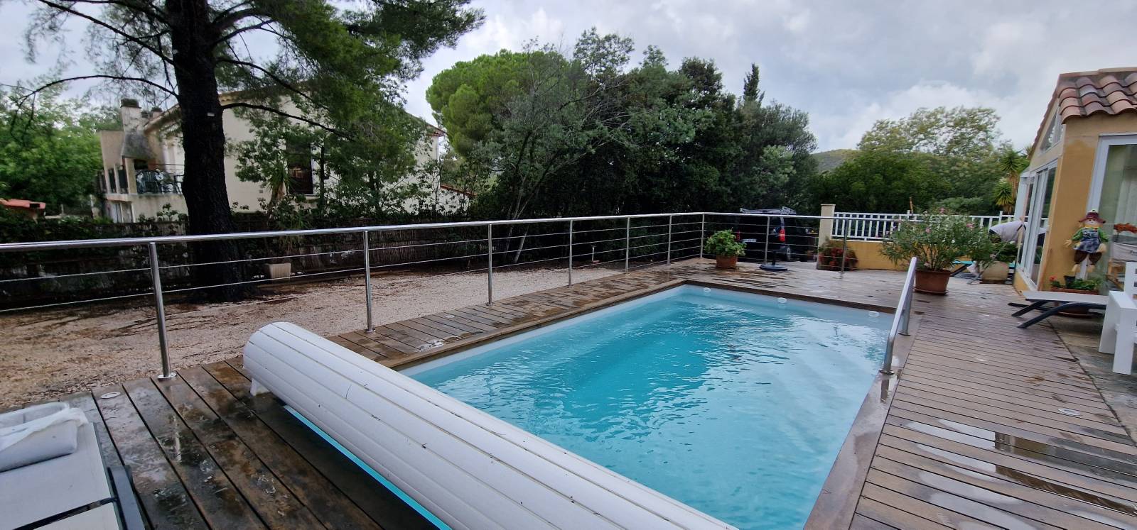 Sécuriser votre terrasse en bois et votre piscine à Toulon avec un garde-corps sur-mesure