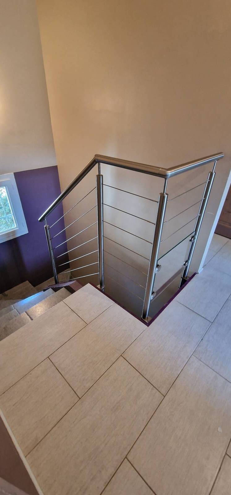 Fabrication d'une rampe et d'un garde-corps en inox brossé, câbles et verre pour des escaliers en intérieur