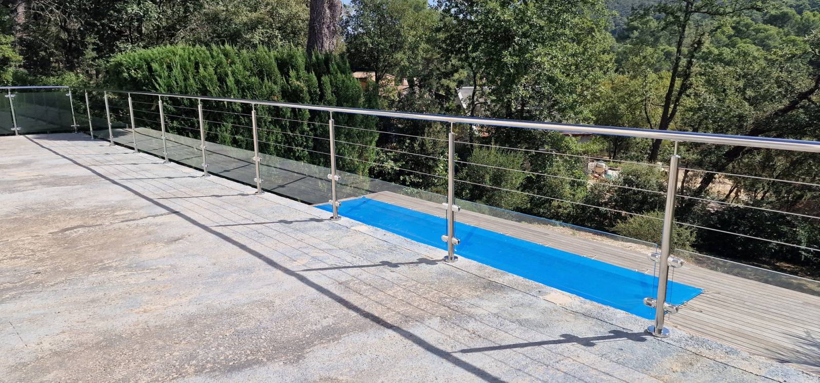 Sécurisation d'une terrasse en hauteur avec un garde-corps en inox poli et câbles