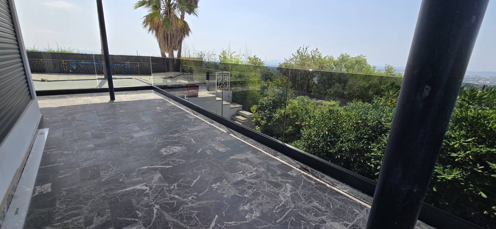 Mise en place de balustrade en verre à Bormes-les-mimosas