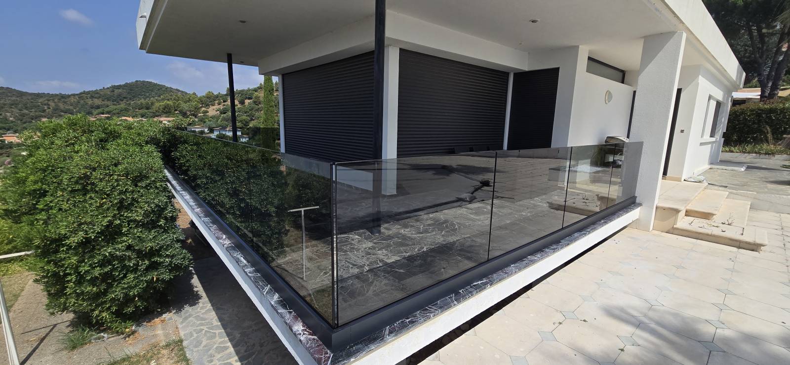 Assemblage de barrière de sécurité en verre à Sanary 