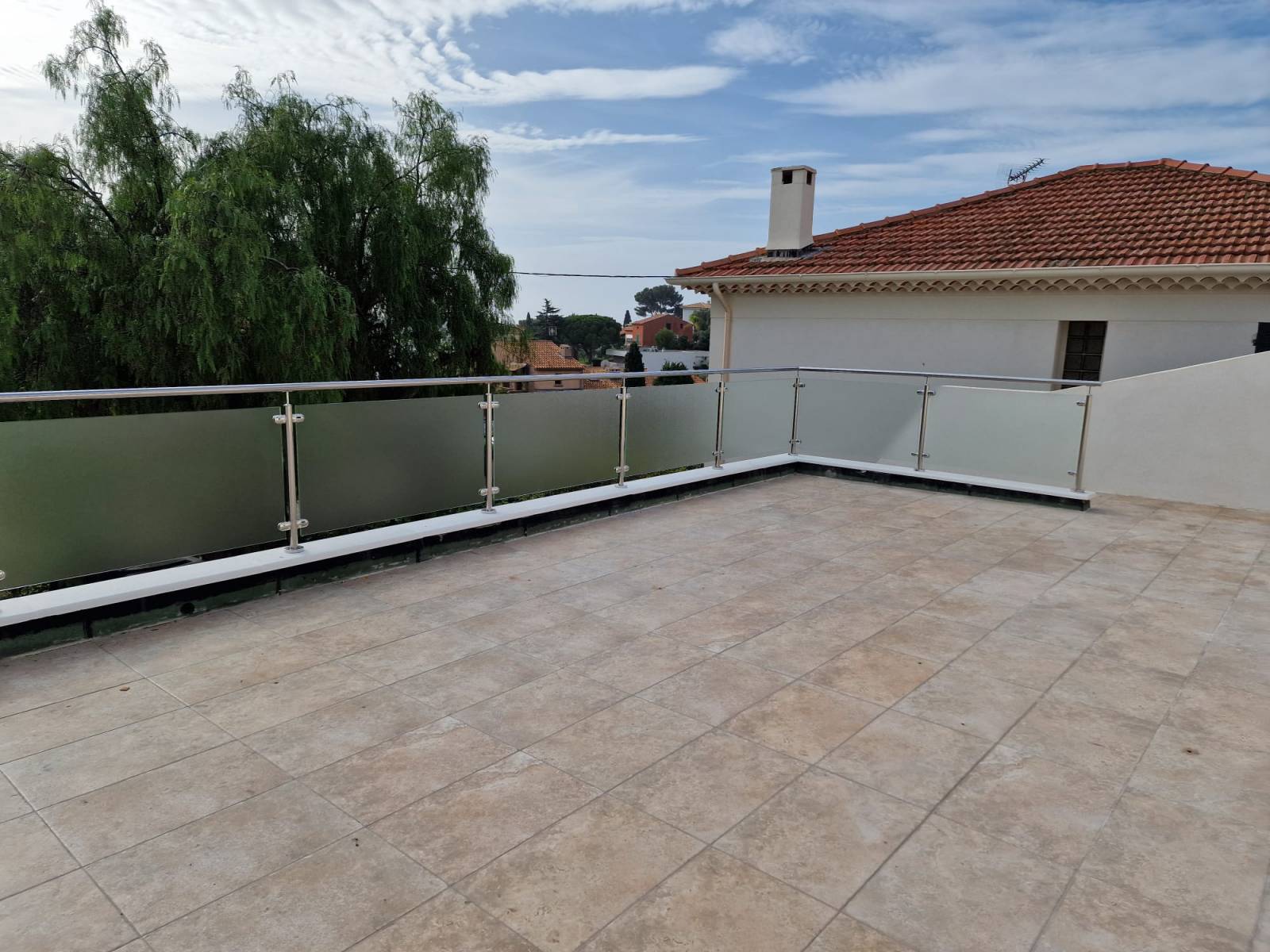 POSE D'UN GARDE-CORPS EN INOX ET VERRE IMPRIMÉ POUR SÉCURISER UNE TERRASSE À BORMES-LES-MIMOSAS