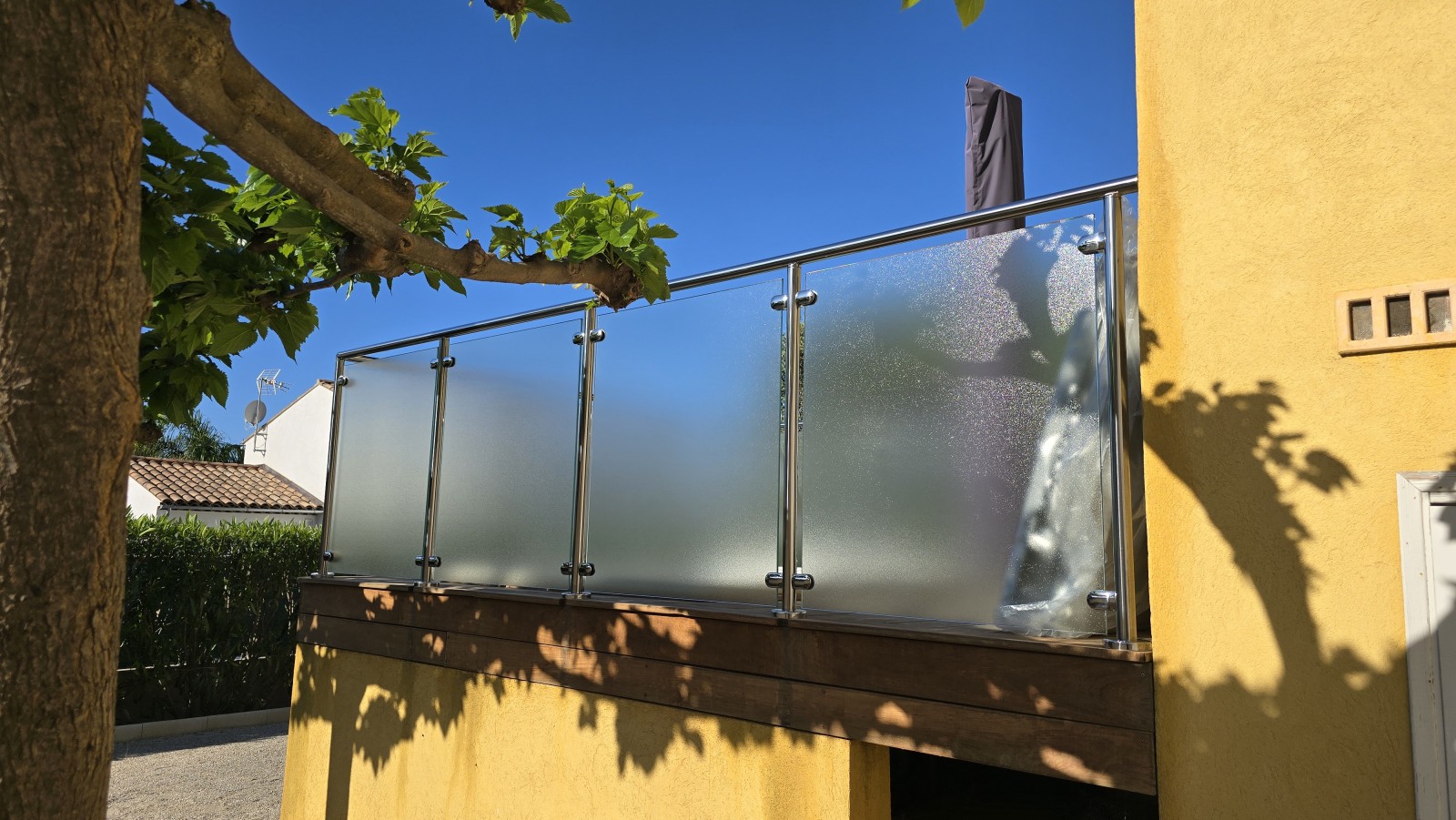 Un garde-fou en inox et verre pour sécuriser vos extérieurs à La Seyne-sur-Mer