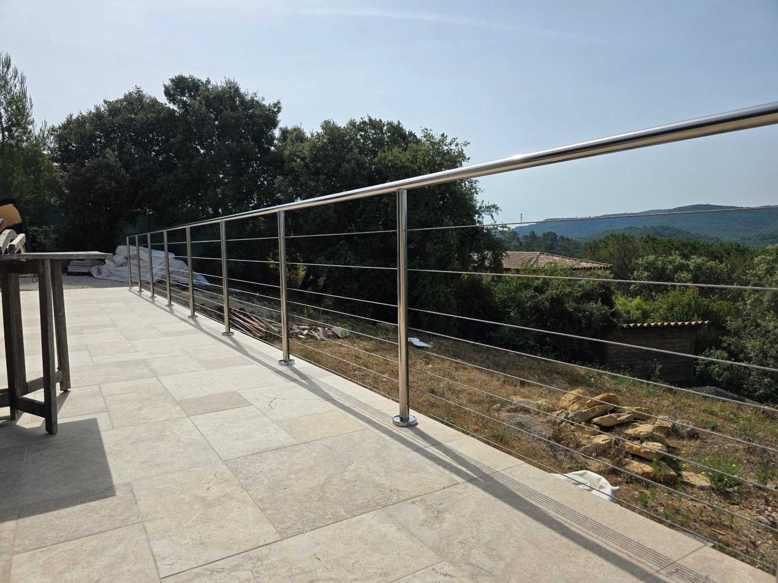 Installation d'un garde-corps en inox poli et câbles sur une terrasse à Hyères : Sécurité et esthétique au rendez-vous