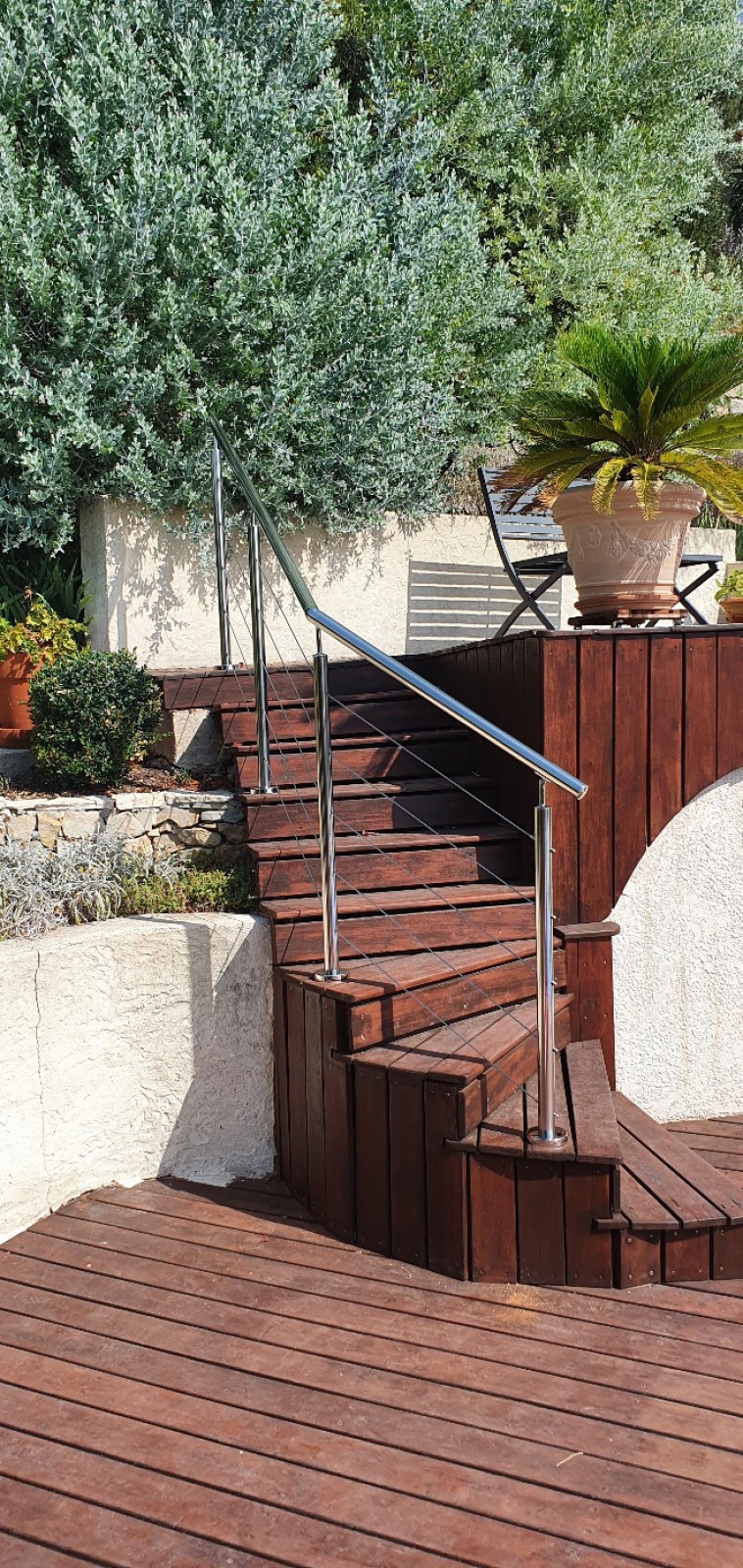 Installation d'une rampe d'escaliers en inox poli et câbles à Bandol : Découvrez l'expertise de SHM