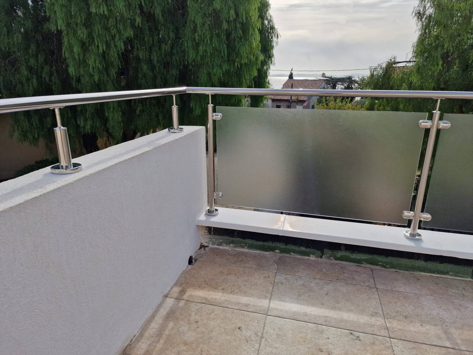 POSE D'UN GARDE-CORPS EN INOX ET VERRE IMPRIMÉ POUR SÉCURISER UNE TERRASSE À BORMES-LES-MIMOSAS