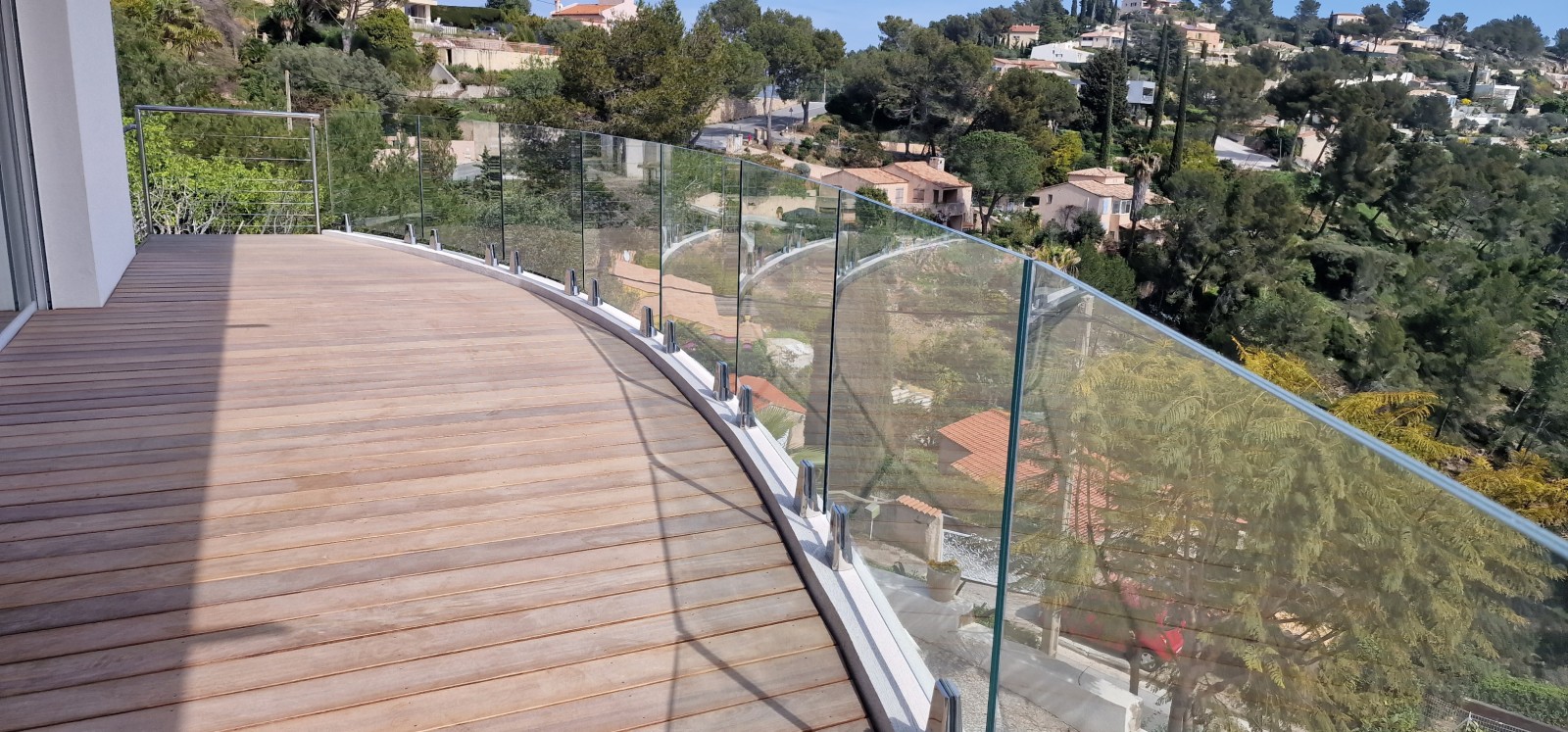 Expertise en fabrication et installation de garde-corps en verre sur pince et inox à Hyères : sécurité et élégance pour votre propriété