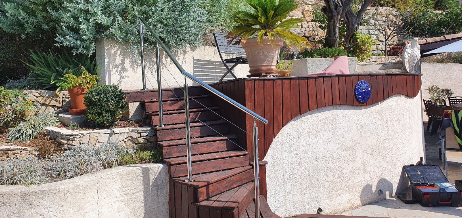 Installation d'une rampe d'escaliers en inox poli et câbles à Bandol : Découvrez l'expertise de SHM