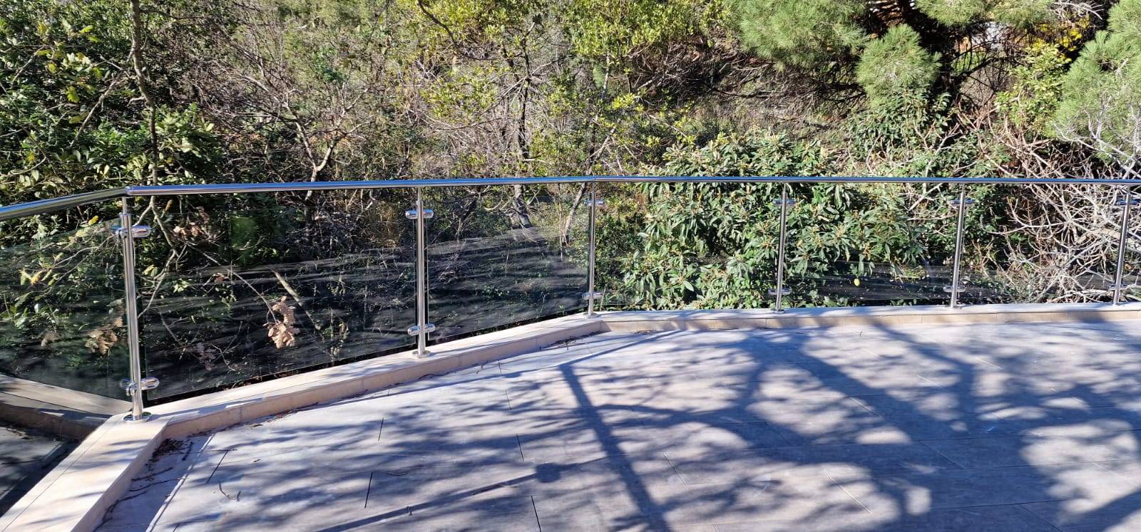 Garde-fou moderne en inox poli et verre dans le Var