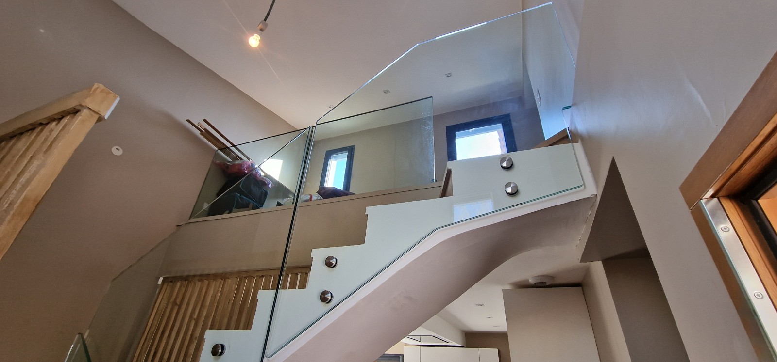 Sublimez et sécurisez votre intérieur avec nos garde-corps en verre et escaliers sur-mesure à Hyères