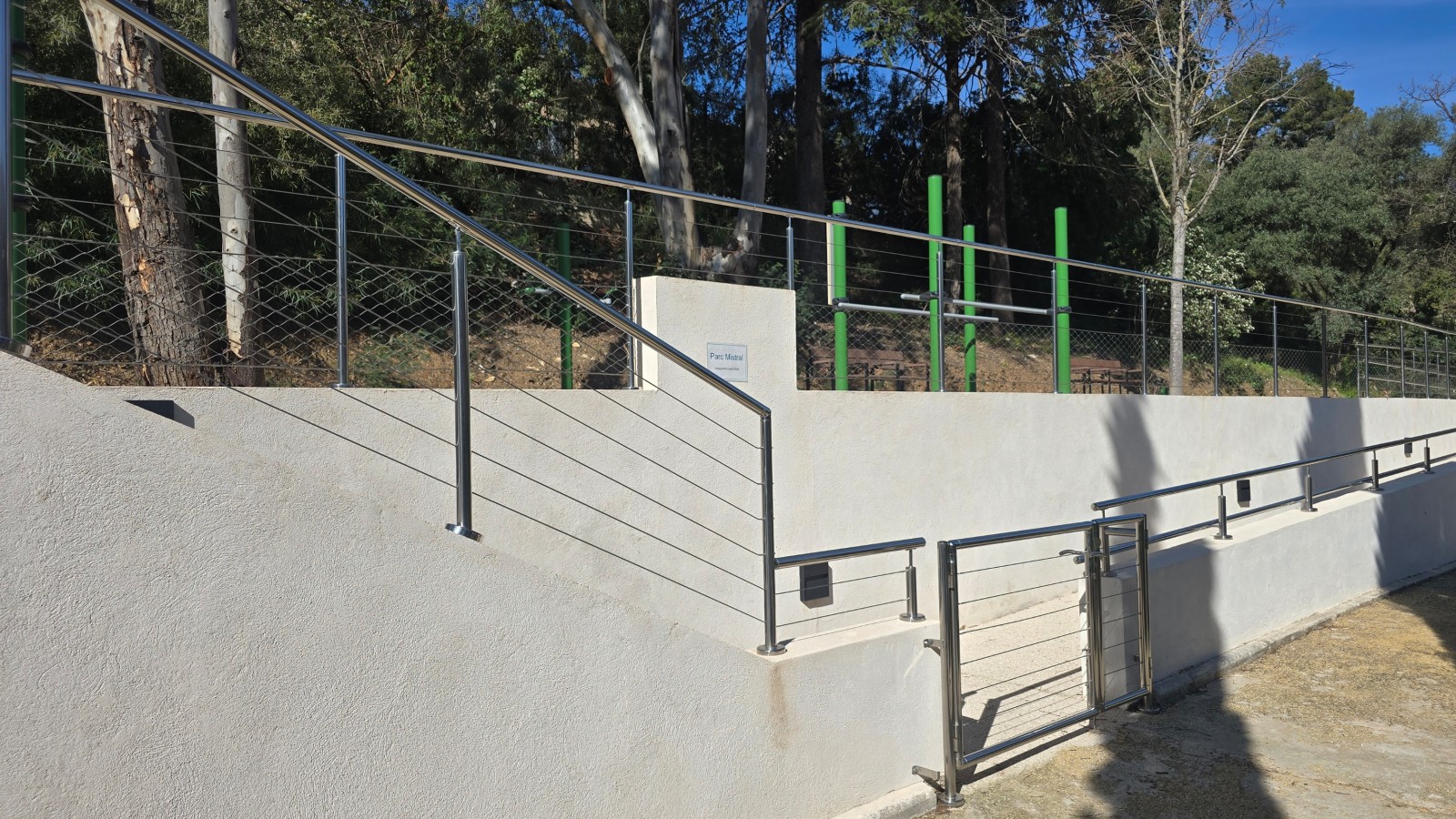Garde-corps en inox poli et filet en inox sur-mesure à Sanary-sur-Mer : sécurité et esthétique pour votre propriété