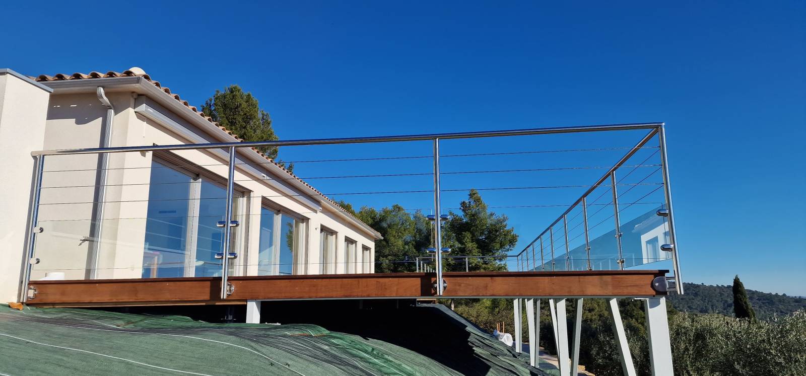 Des garde-corps d'exception en inox poli et verre : élégance et sécurité à Toulon