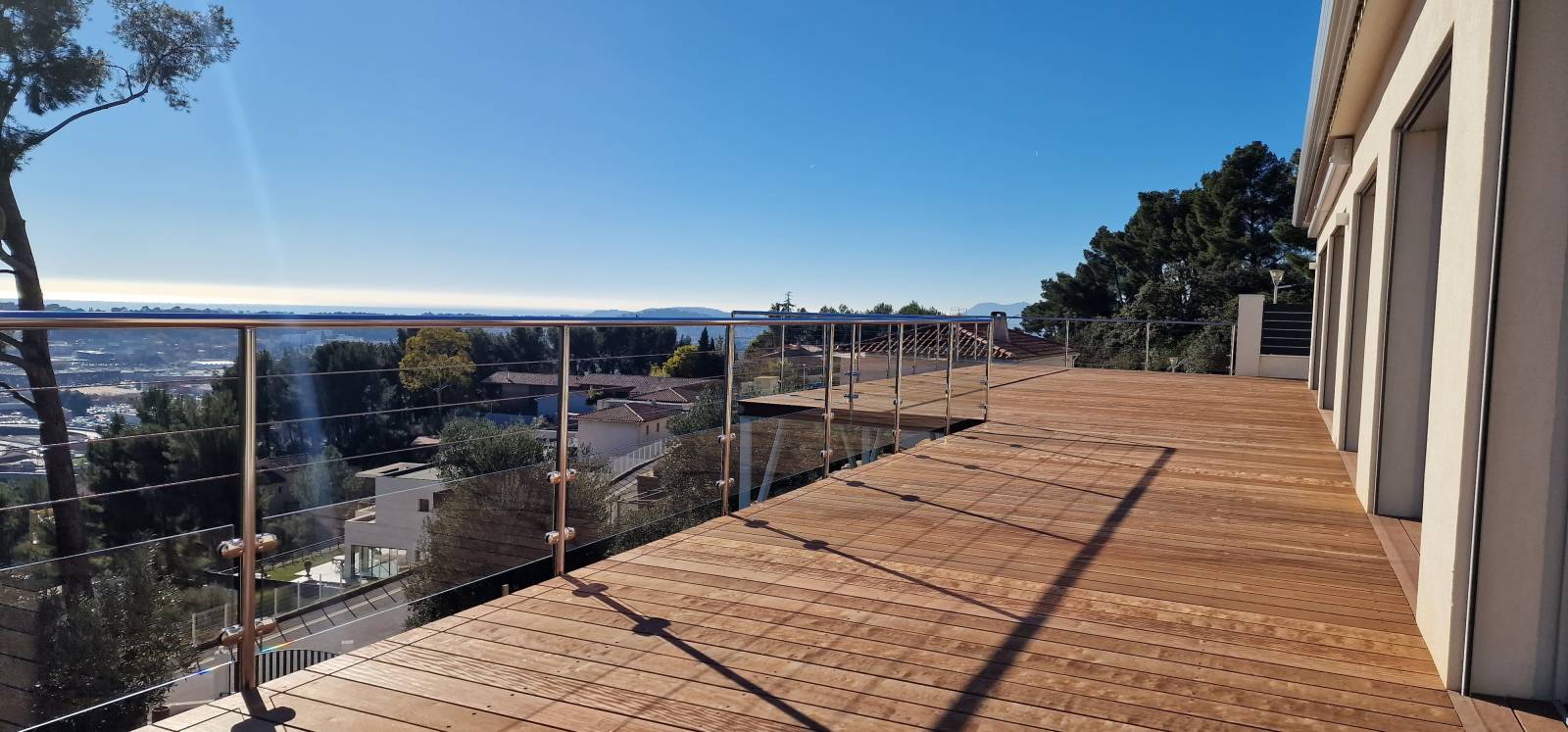 Des garde-corps d'exception en inox poli et verre : élégance et sécurité à Toulon