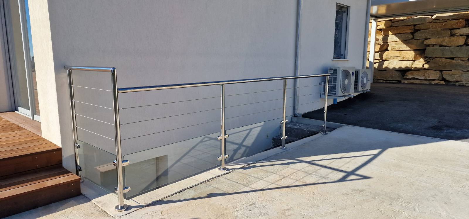 Des garde-corps d'exception en inox poli et verre : élégance et sécurité à Toulon