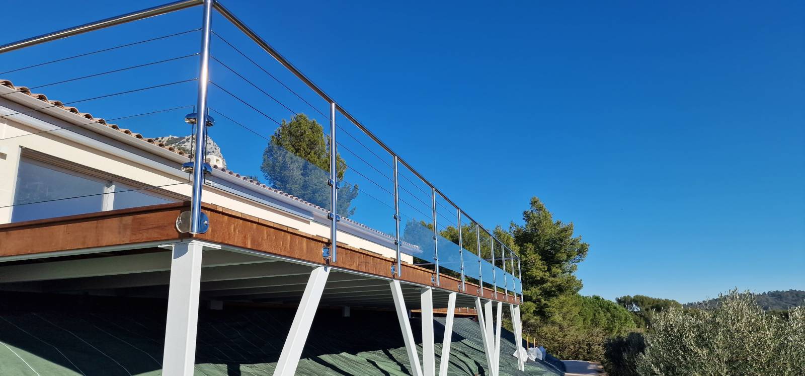 Des garde-corps d'exception en inox poli et verre : élégance et sécurité à Toulon