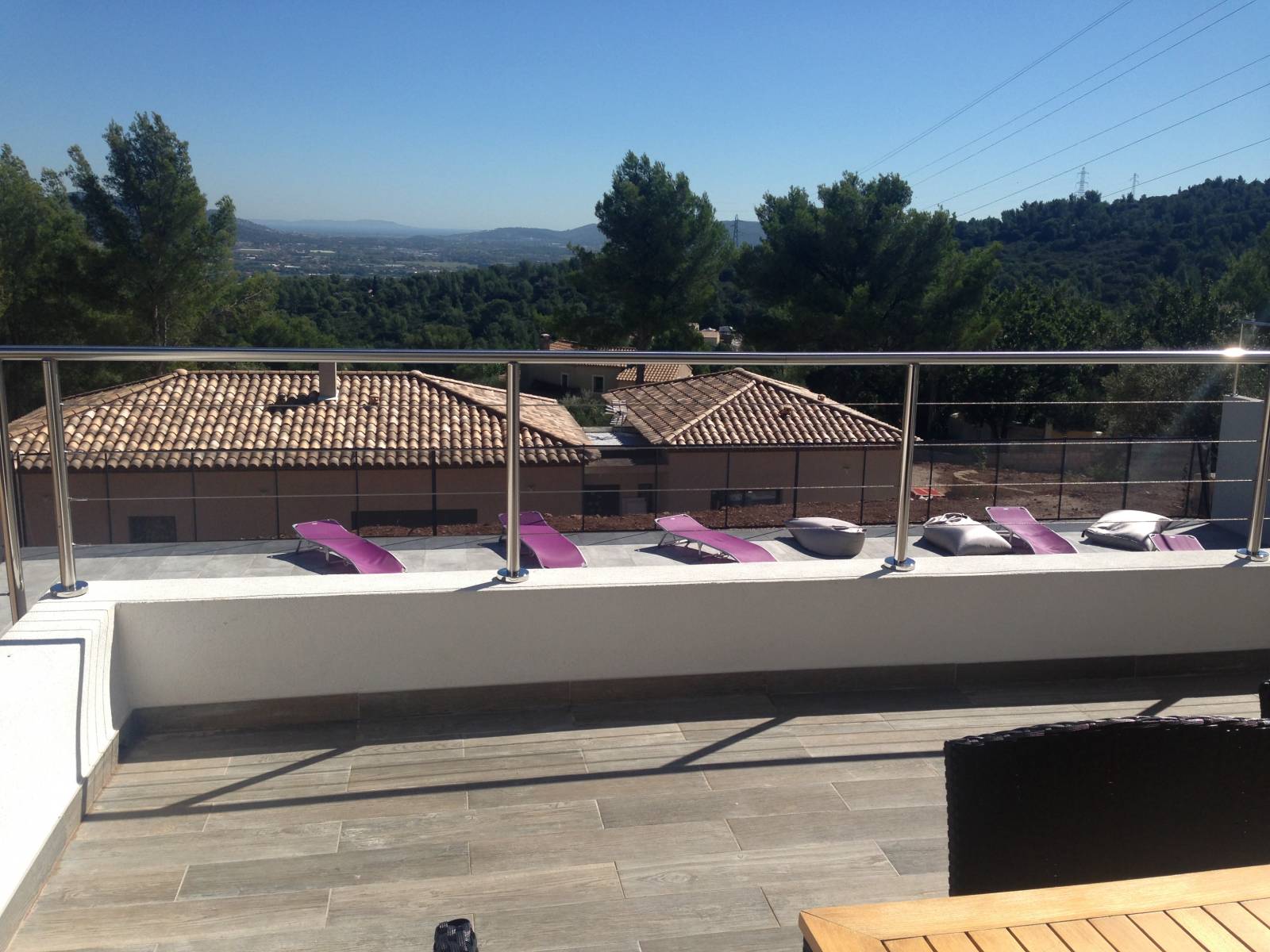 Photo d'un garde-corps en inox installé sur une terrasse à La Farlède, offrant un design moderne avec une vue dégagée sur le paysage environnant.