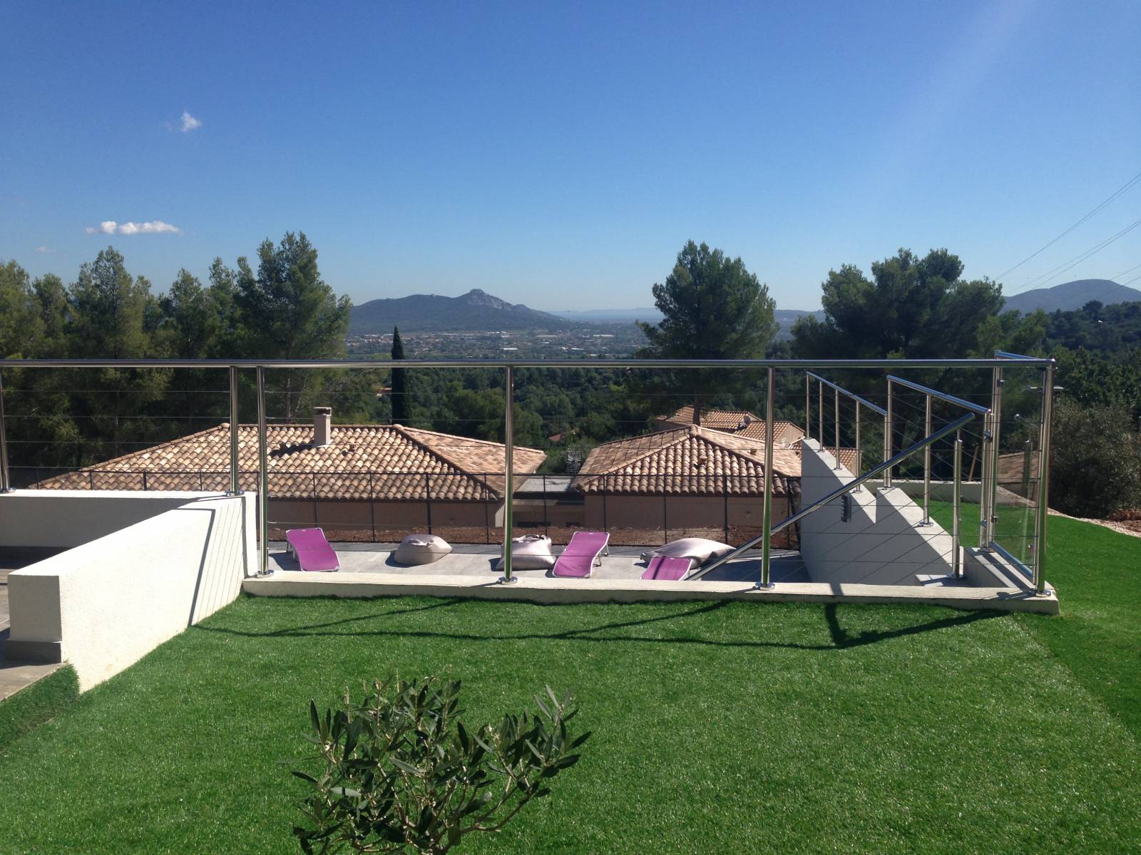 Détail du garde-corps en inox entourant une piscine à La Farlède, avec une vue dégagée.