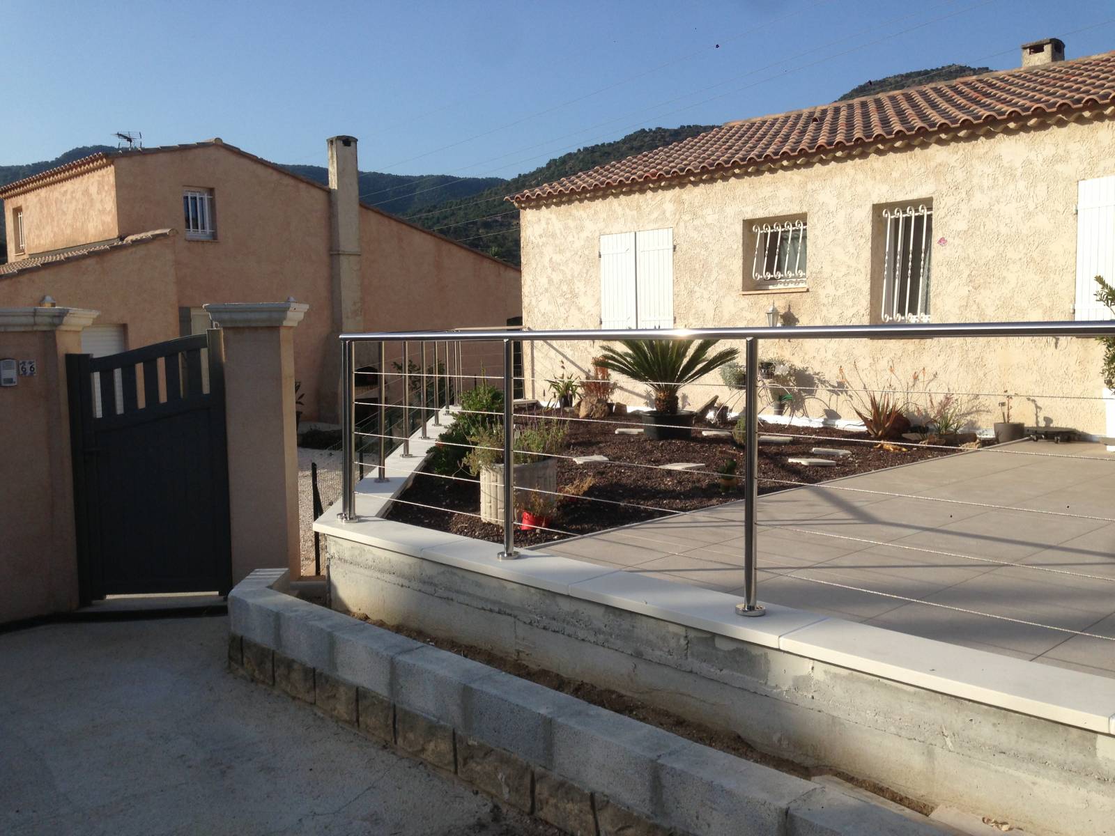 Fabrication sur-mesure d'un garde corps en inox poli et câble sur une terrasse rénovée au Lavandou