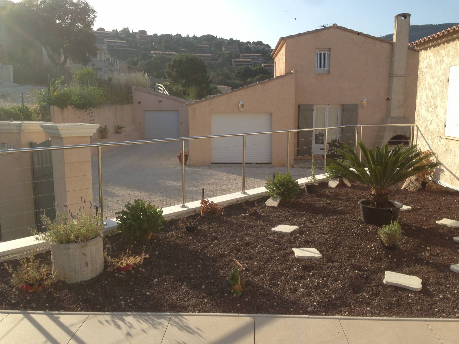 Fabrication sur-mesure d'un garde corps en inox poli et câble sur une terrasse rénovée au Lavandou
