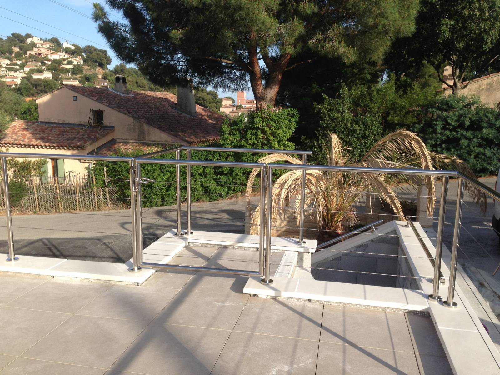 Fabrication sur-mesure d'un garde corps en inox poli et câble sur une terrasse rénovée au Lavandou