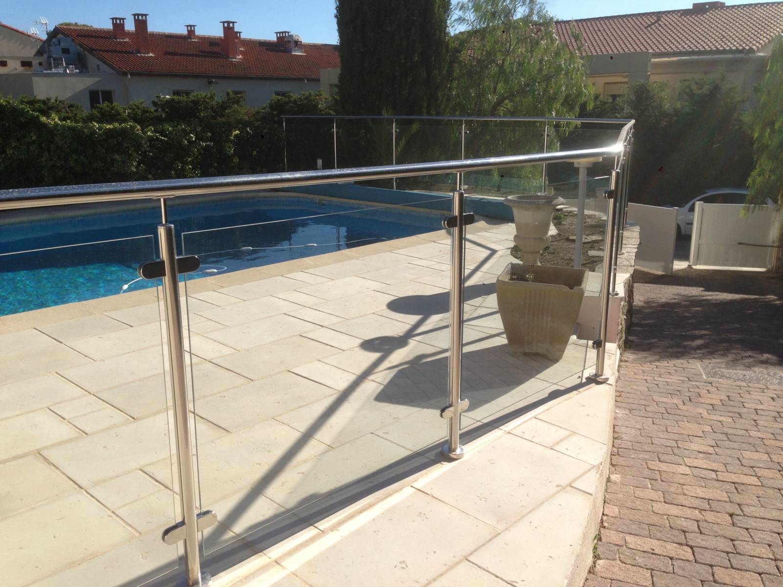 Vue d'une piscine à Sanary entourée d'une rambarde en inox et verre, garantissant une protection maximale.
