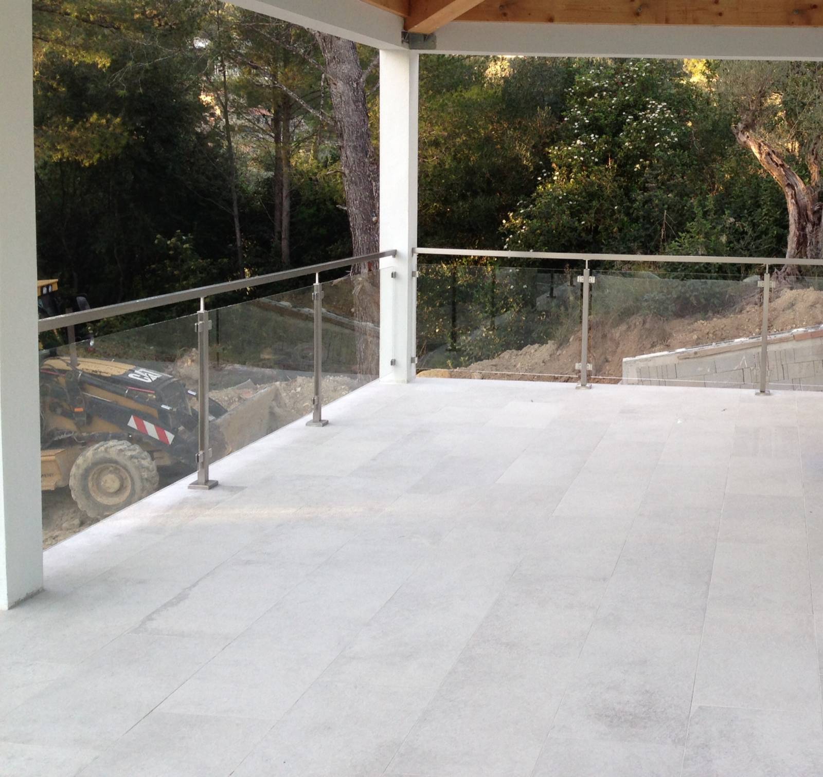 Fabrication sur mesure d'un garde-corps en inox brossé en tube carré 316l et verre pour les terrasses d'une villa moderne à Toulon